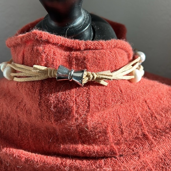 Three strand multi-colored fresh water pearls on leather. Collar bone length. - Picture 2 of 2